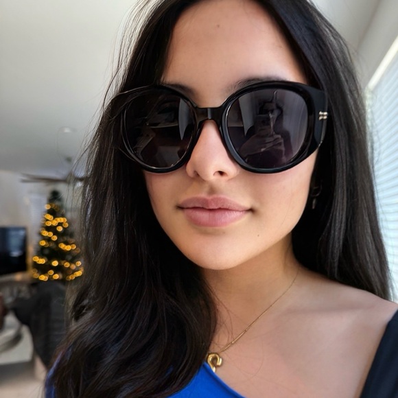 Marc Jacobs Accessories - Marc Jacobs Chic Black Sunglasses with gold accent. Classic style.